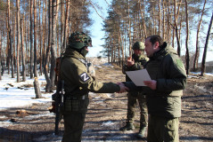 губернатор АЛЕКСЕЙ ОСТРОВСКИЙ ВСТРЕТИЛСЯ С ВОЕННОСЛУЖАЩИМИ 144-Й ГВАРДЕЙСКОЙ МОТОСТРЕЛКОВОЙ ЕЛЬНИНСКОЙ ДИВИЗИИ В ЗОНЕ СВО - фото - 6